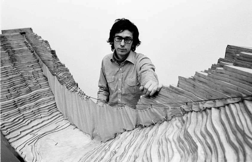 Христо и модель «Занавеса», 1973