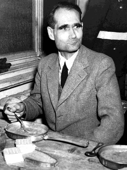 Рудольф Гесс в столовой Дворца юстиции в Нюрнберге, ноябрь 1945