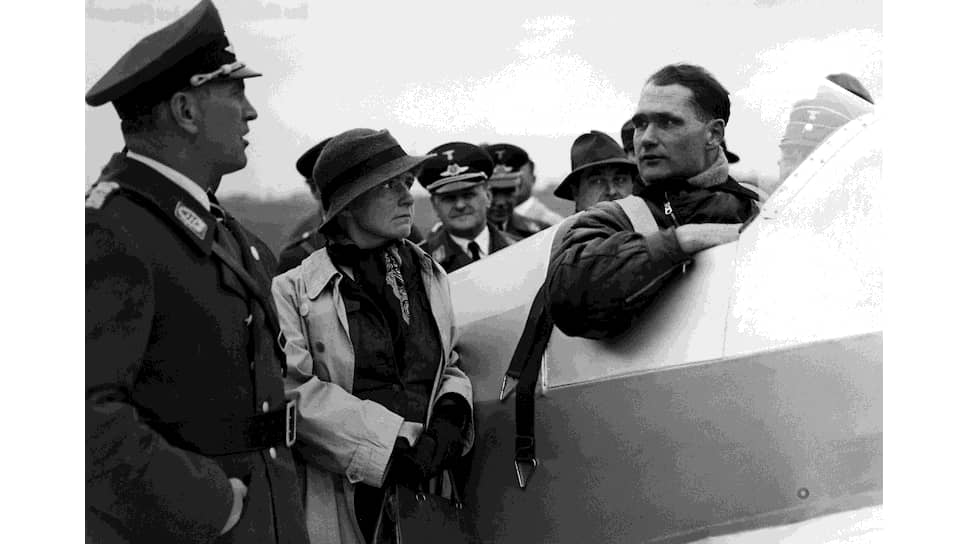 Рудольф Гесс после победы на соревнованиях пилотов в Обервизене (Бавария), 1934 