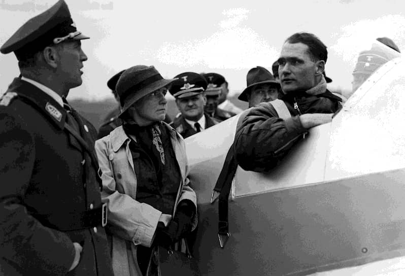 Рудольф Гесс после победы на соревнованиях пилотов в Обервизене (Бавария), 1934
