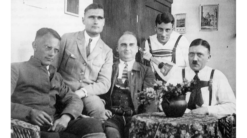  Рудольф Гесс, Адольф Гитлер и их соратники по «пивному путчу» после освобождения из тюрьмы, 1924 