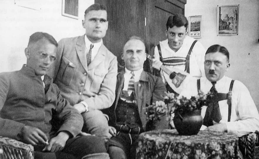  Рудольф Гесс, Адольф Гитлер и их соратники по «пивному путчу» после освобождения из тюрьмы, 1924
