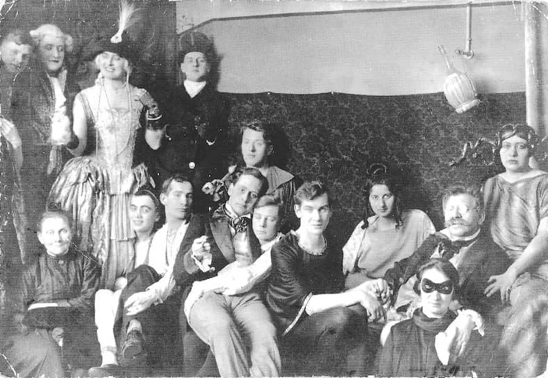 Костюмированная вечеринка Магнуса Хиршфельда (второй слева), начало 1920-х
