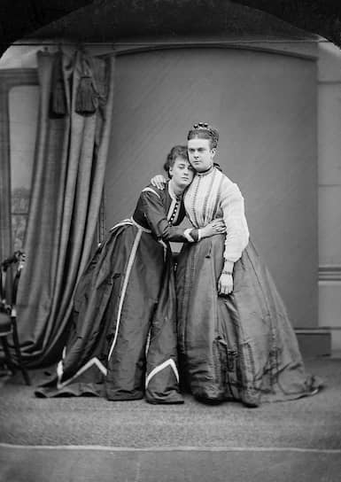 Фанни (слева) и Стелла, 1869