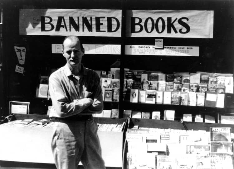 Лоуренс Ферлингетти возле своего книжного магазина