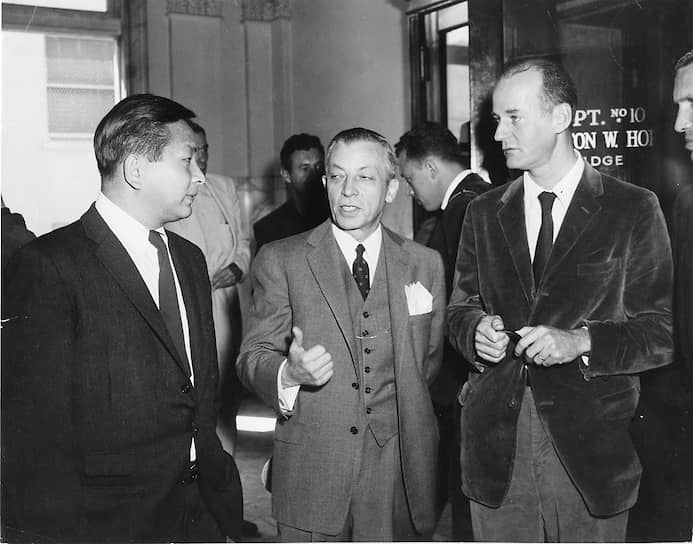 Арестованный продавец City Lights Шигейоши Мурао, адвокат Джейк Эрлих и Лоуренс Ферлингетти в суде, 1957