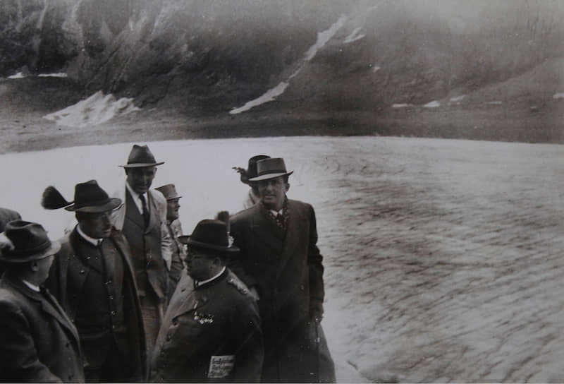 Губернатор земли Зальцбург Франц Рерль (в центре) с австрийским канцлером Куртом Шушнигом и принцем Савойским у подножья самой высокой горы Австрии, Гроссглокнер. 1936