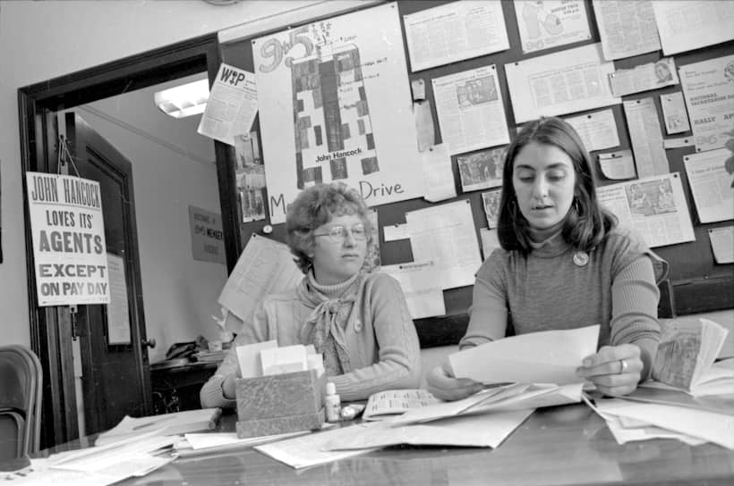 Карен Нассбаум (справа) в офисе «С девяти до пяти», 1974 