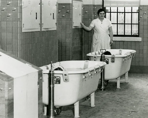 Принудительная гидротерапия в военном психиатрическом госпитале для ветеранов ВМС США в Новом Орлеане, около 1950