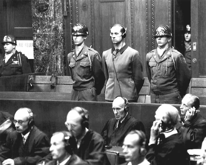 Карл Брандт, личный врач Адольфа Гитлера и один из руководителей программы умерщвления «Т-4», в рамках которой стерилизовали и убивали людей с психическими заболеваниями, на Нюрнбергском процессе, 1947