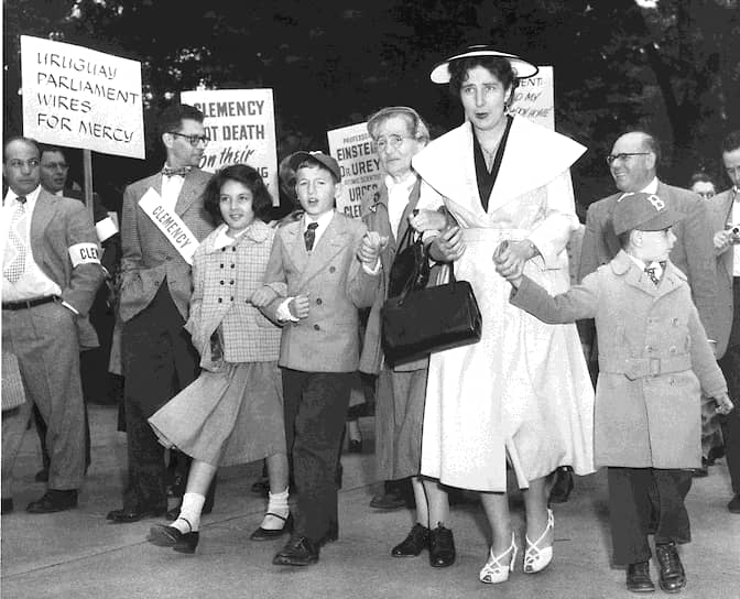 Сыновья Розенбергов во время демонстрации у Белого дома с требованием помиловать Розенбергов, 1953