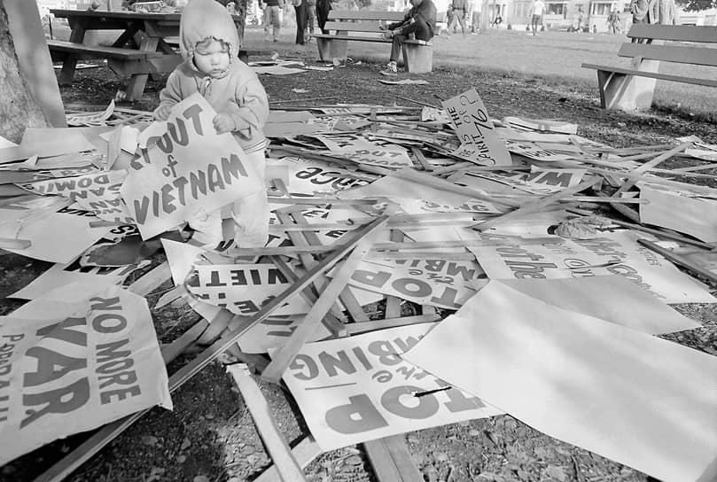 Сын одного из участников протестного марша против войны во Вьетнаме после окончания марша, Окленд, США, ноябрь 1965