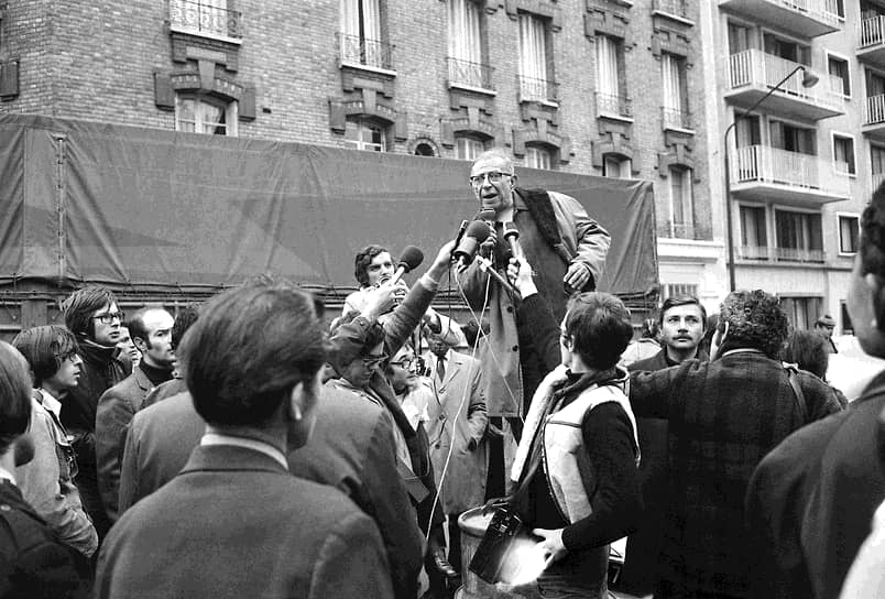 Жан-Поль Сартр перед рабочими завода Renault, Париж, октябрь 1970