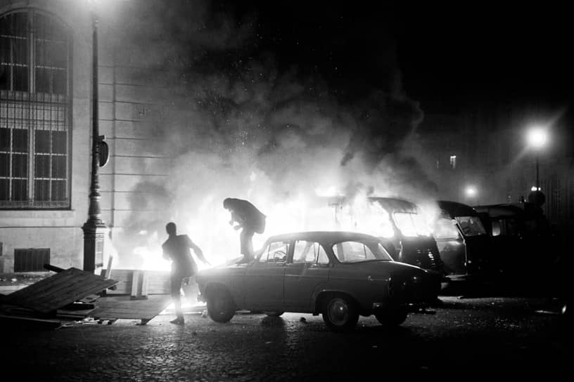 Горящие машины перед полицейским участком в Латинском квартале в Париже, июнь 1968