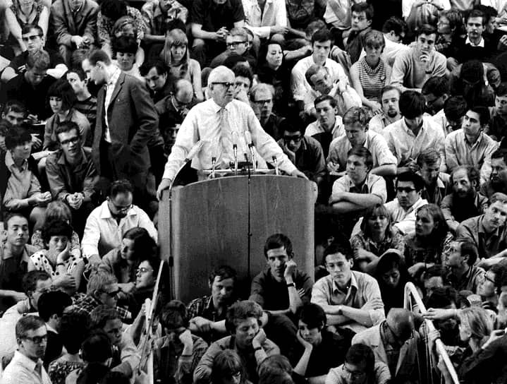 Герберт Маркузе перед протестующими студентами Свободного университета, Западный Берлин, 1967