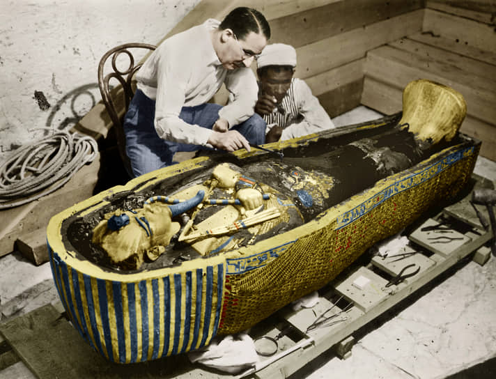 Говард Картер у саркофага Тутанхамона, 1925