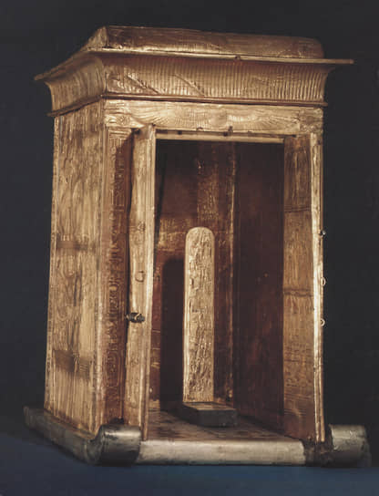 Уменьшенная копия святилища богини Нехбет, покровительницы власти фараона, с изображением сцен из жизни Тутанхамона. Дерево, покрытое золотом 