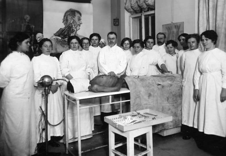 Слушательницы Женского медицинского института в Санкт-Петербурге на занятиях по хирургии, 1913