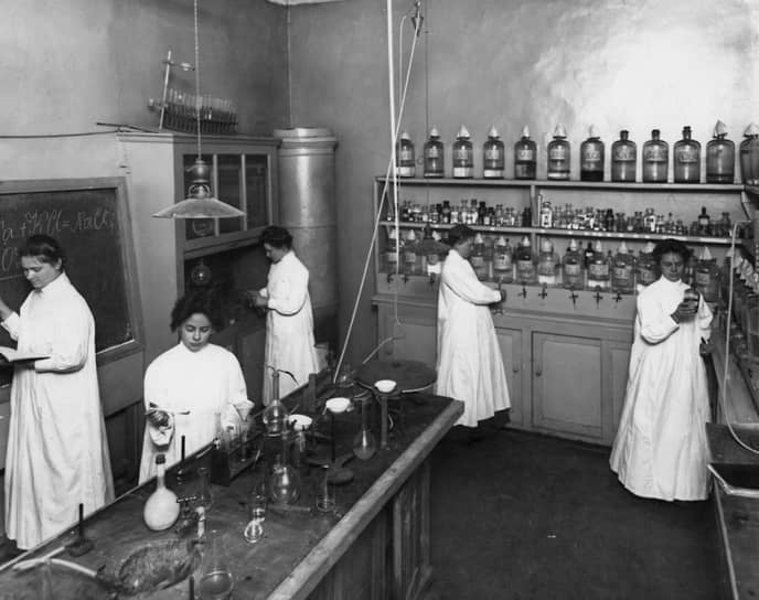 Курсистки фармацевтических курсов при Первой женской аптеке, 1912 