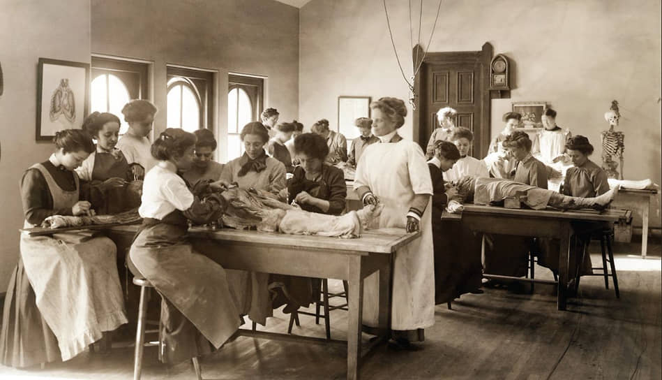 Студентки Женского медицинского колледжа в Пенсильвании, конец 1890-х