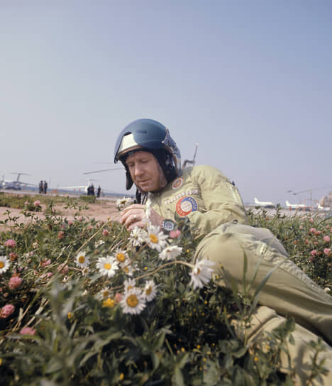 Командир первого экипажа космического корабля «Союз» Алексей Леонов во время подготовки к совместному советско-американскому полету «Союз» — «Аполлон», 1975