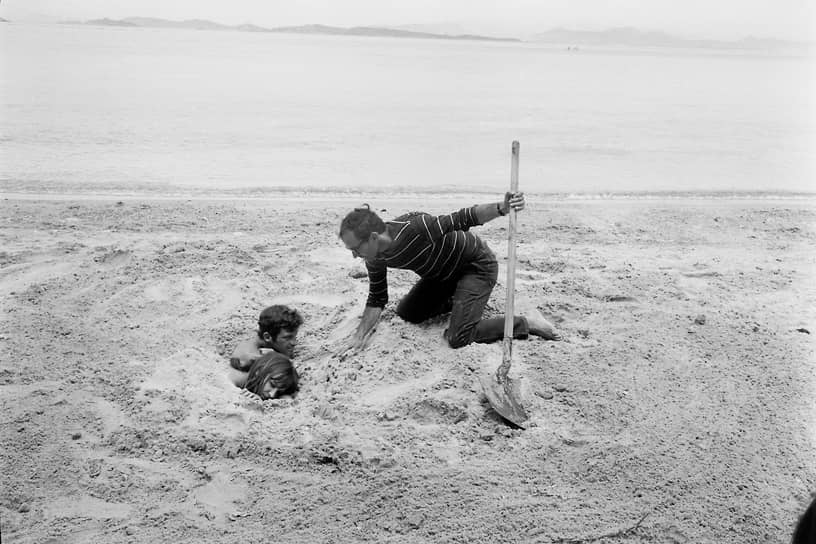 Жан-Люк Годар, Анна Карина и Жан-Поль Бельмондо на съемках «Безумного Пьеро». Остров Поркероль, 1965
