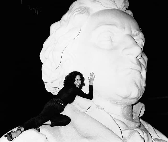 Бетт Мидлер на статуе Людвига ван Бетховена в телестудии под Лондоном, 1973 