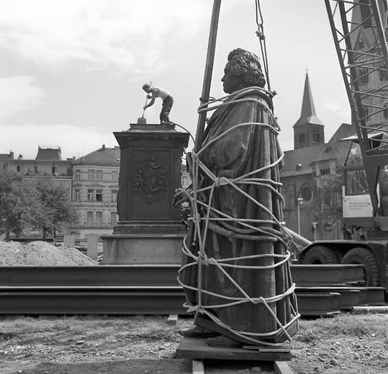 Демонтаж статуи Бетховена в Бонне, 26 августа 1963 года 