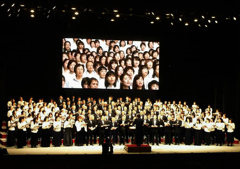 Телемост между Сендаем и Осакой во время исполнения «Оды к радости», посвященного жертвам аварии в Фукусиме, 4 декабря 2011 года 