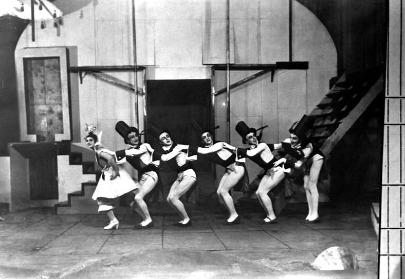 Сцена из спектакля «Жирофле-Жирофля». Камерный театр, 1922 