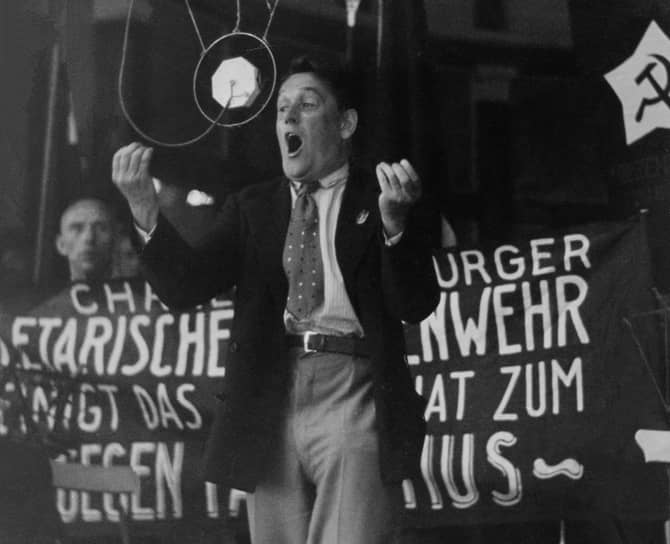 Вилли Мюнценберг на социалистическом митинге в Венесуэле, 1920-е 