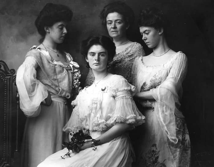 Портрет матери c тремя дочерьми, 1903