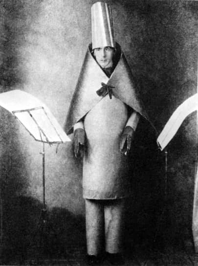Хуго Балль перед выступлением в «Кабаре Вольтер», 1916 