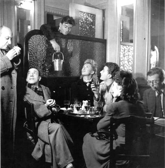 Жан-Поль Сартр (крайний справа) с друзьями в Cafe de Flore, около 1944 