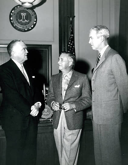 Слева направо: директор ФБР Джон Эдгар Гувер, режиссер Мервин Лерой и актер Джимми Стюарт на встрече, посвященной фильму «История агента», 1959 