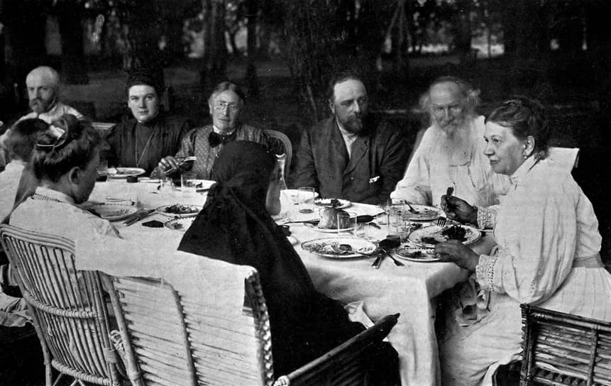Лев и Софья Толстые с гостями в Ясной Поляне, 1908
