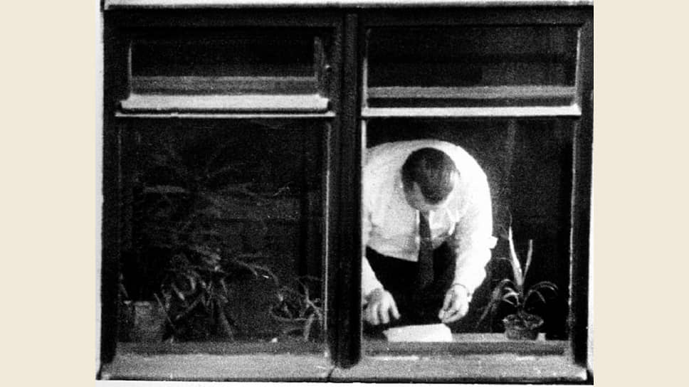 Олег Пеньковский делает микроснимок документа. Оперативная съемка, 1962