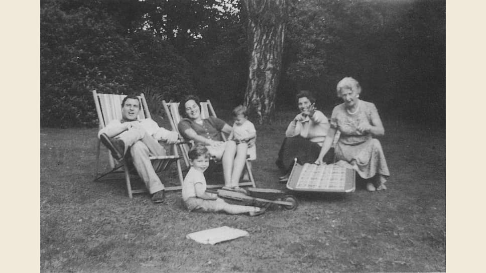 Джордж Блейк с семьей, 1960