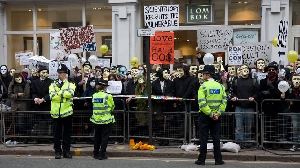 Протестующие против церкви сайентологии, Лондон, 2008