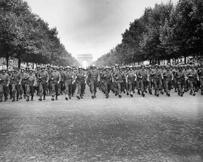 28-я пехотная дивизия США на параде в честь окончания немецкой оккупации Франции. Париж, 29 августа 1944