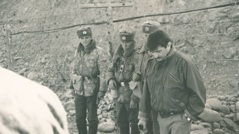 Александр Сокуров на съемках фильма «Духовные голоса», 1994