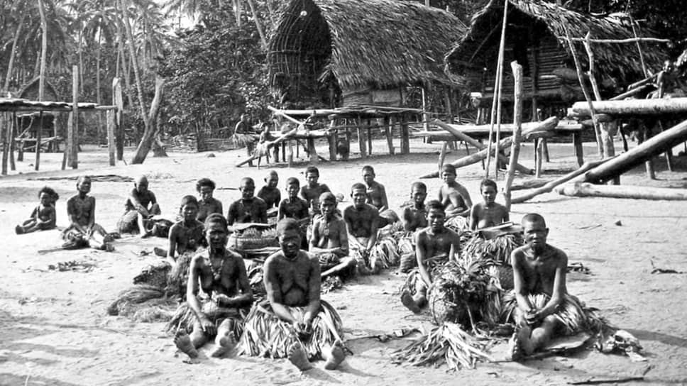 Женщины на рыночной площади в деревне Кало, Новая Гвинея. Фотография Джона Уильяма Линдта, 1885 