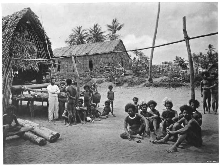 Деревня Кало, Новая Гвинея. Фотография Джона Уильяма Линдта, 1885 