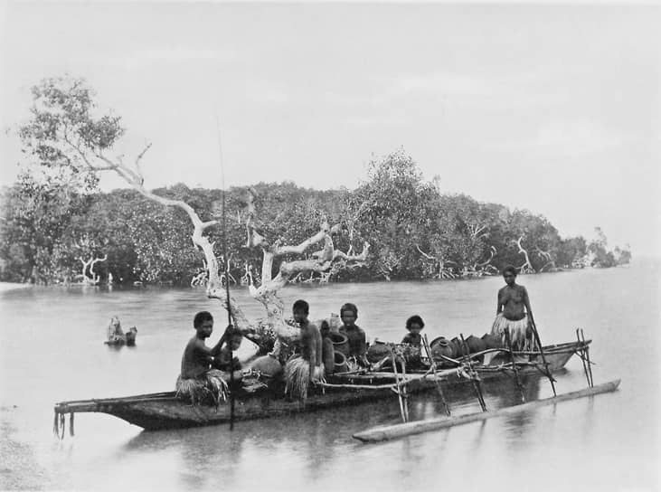 В дороге за водой, Новая Гвинея. Фотография Джона Уильяма Линдта, 1885 