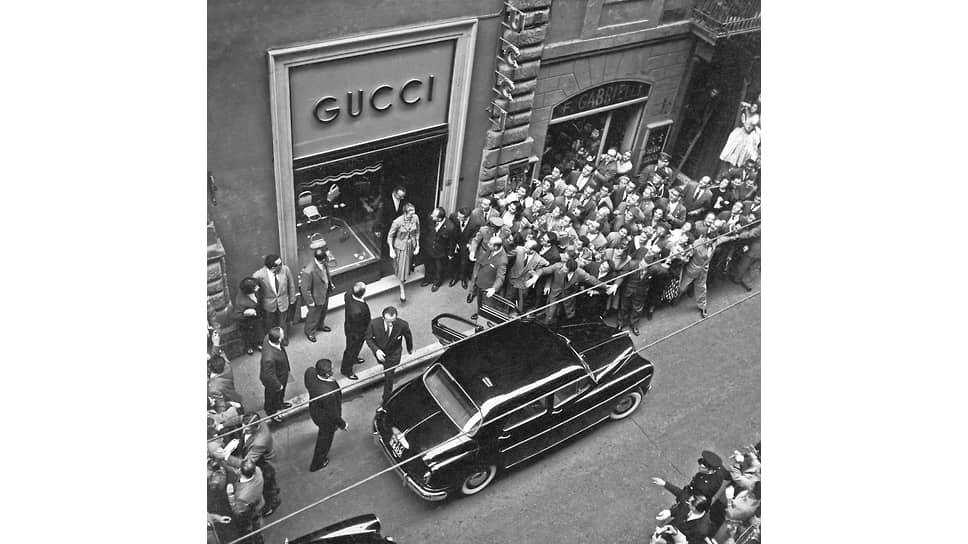 Князь Монако Ренье III и его жена актриса Грейс Келли у магазина Gucci, Рим, 1959