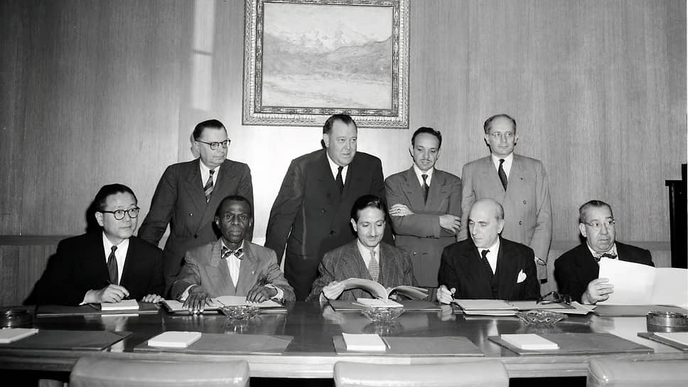 Процедура ратификации Конвенции о геноциде в ООН Ираном, Кореей, Францией и Коста-Рикой, 14 октября 1950. Рафаэль Лемкин — крайний справа в заднем ряду