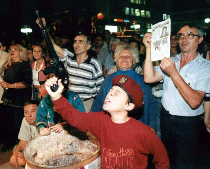 Митинг противников Слободана Милошевича в городе Ниш, 1999

