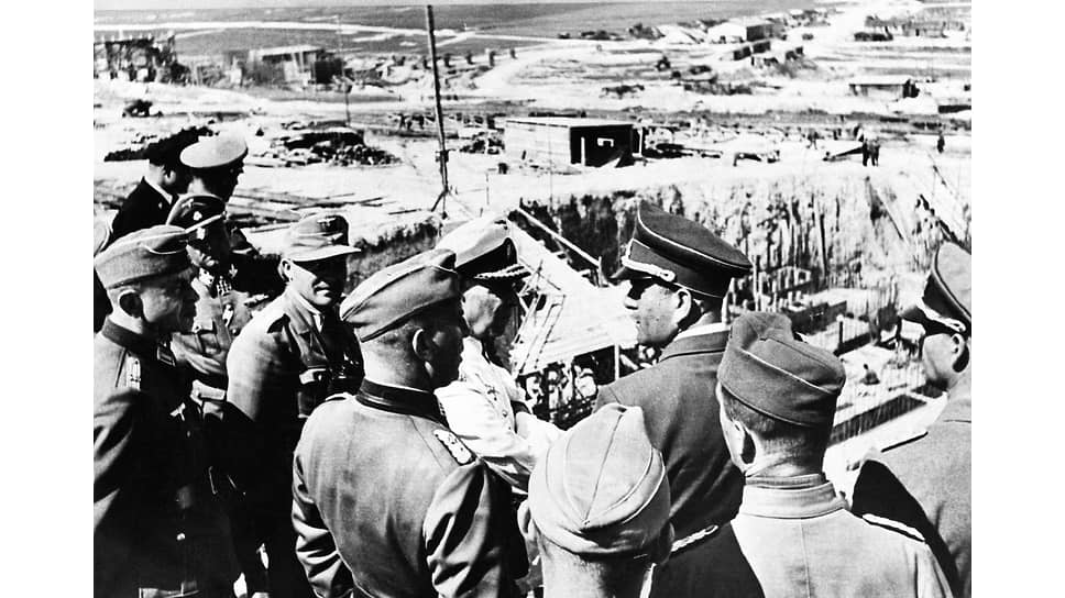 Альберт Шпеер (справа, в профиль) на строительстве укреплений на французском побережье Ла-Манша, 1942