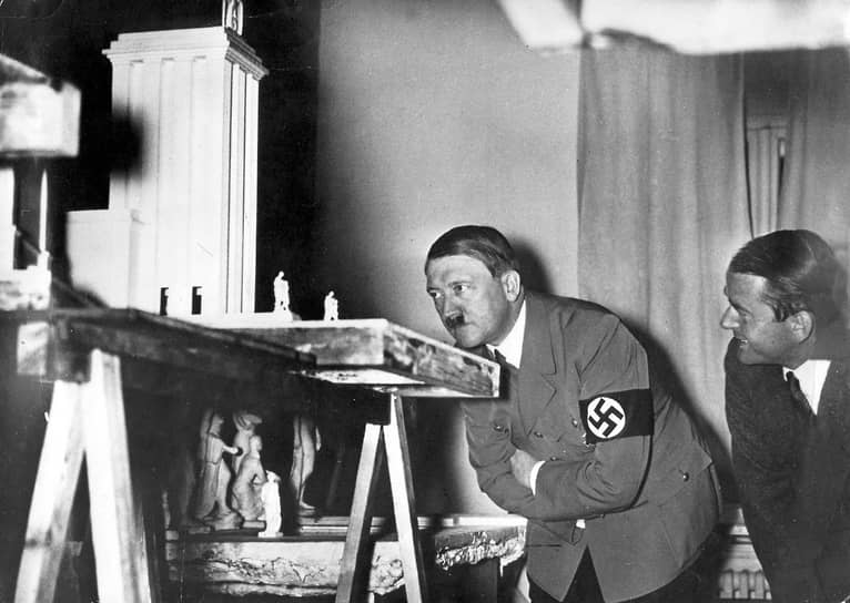 Адольф Гитлер и Альберт Шпеер у макета немецкого павильона для Всемирной выставки в Париже, 1937