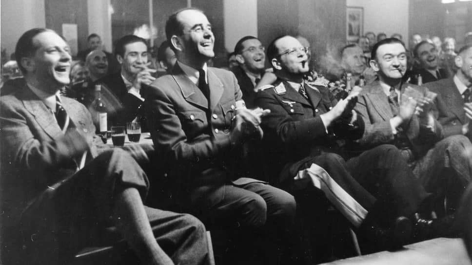 Альберт Шпеер (второй слева) и генерал-фельдмаршал Эрхард Мильх (третий слева) на вечере в офицерском клубе, 1943